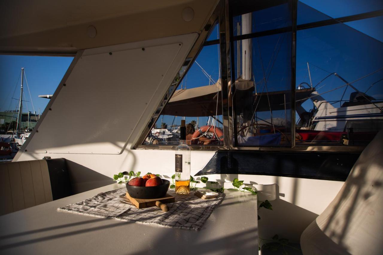 Magno II Boat Hotel Sant Adria de Besos Ngoại thất bức ảnh