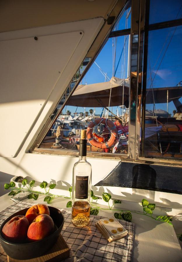 Magno II Boat Hotel Sant Adria de Besos Ngoại thất bức ảnh