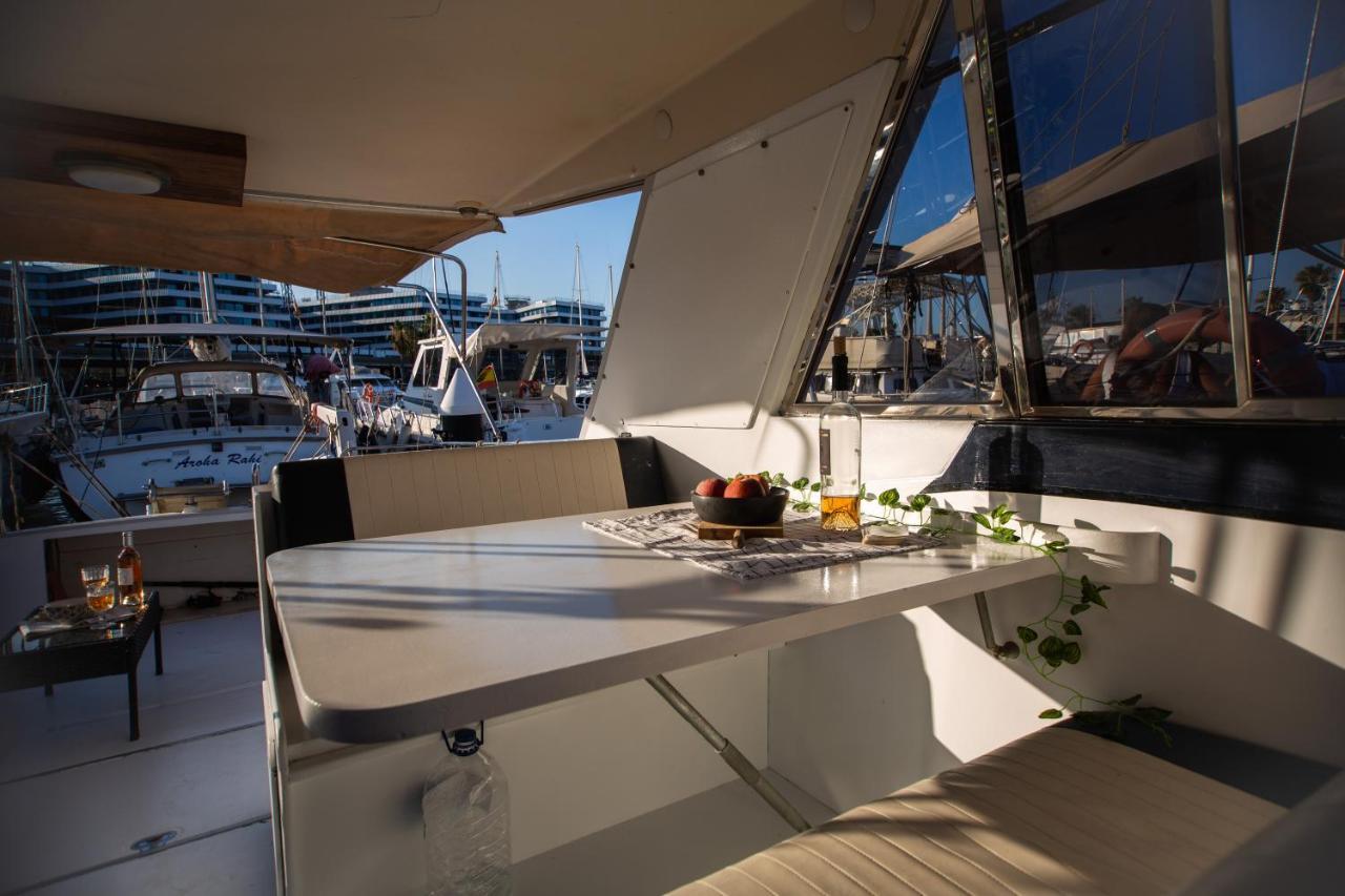 Magno II Boat Hotel Sant Adria de Besos Ngoại thất bức ảnh